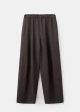 Pantalón marrón de corte recto y tiro medio, confeccionado en mezcla de lyocell y viscosa. Cuenta con bolsillos laterales y bolsillos traseros con solapa.