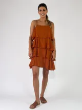 Vestido corto verde militar con diseño de solera con tirantes finos, escote recto y múltiples volantes horizontales escalonados.