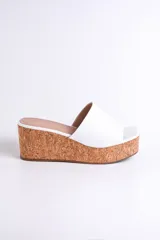 Sandalia dorada con plataforma de corcho, taco de 6.5 cm y plantilla cuadrada.