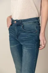 Pantalón de jean azul de corte ajustado, con efecto gastado y cinco bolsillos.