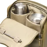 Mochila matera de diseño vertical en cuero sintético color verde oliva. Cuenta con doble asa superior de cinta reforzada, correa ajustable y extraíble para llevar al hombro, y placa metálica con logo XL en el frente.