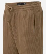 Bermuda relaxed de hombre confeccionada en algodón texturizado canale, color marrón. Cuenta con cintura elástica, cordón para ajuste y bolsillos.