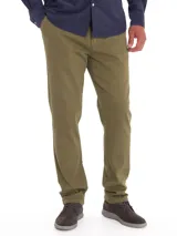 Pantalón de corte regular fit y tiro medio, confeccionado en tejido con tecnología Natural Flex que aporta flexibilidad. Presenta cierre frontal con botón, bolsillos laterales y traseros, con un acabado de efecto desgastado.