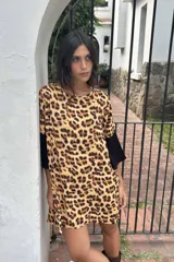 Túnica corta de lino tusor con estampado animal print y mangas 3/4 de algodón a rayas horizontales en azul marino y blanco.