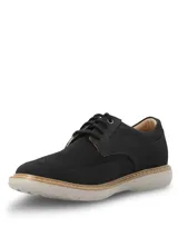 Zapato de estilo casual Hush Puppies, modelo Bangu, con diseño híbrido que combina cuero en el talón y laterales con un tejido técnico transpirable en la parte frontal. Cuenta con cierre de cordones y una suela de EVA clara con tecnología Comfort Flex.