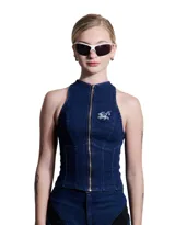 Top azul denim estilo nadador con cierre frontal metálico, bordado de león y estrellas en el pecho y corte ajustado.