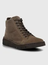 Bota acordonada de cuero gamuzado color marrón, con suela de poliuretano flexible y diseño de caña baja.