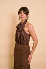 Musculosa de satén marrón con escote drapeado tipo cowl neck y diseño halter sin mangas.