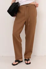 Pantalon de lino color marron, corte recto y holgado, con cintura elastizada y cordon ajustable.