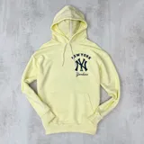 Canguro amarillo claro con capucha, cordones blancos y estampado del logo de los New York Yankees en azul marino.