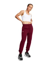 Pantalón de jogging Under Armour, modelo Rival Fleece, color bordó. Cuenta con cintura elástica con cordón de ajuste, bolsillos laterales y puños acanalados en los tobillos. Presenta el logo de la marca bordado en la pierna derecha.