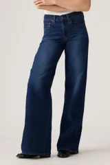 Jean de tiro alto con corte wide leg, confeccionado en denim azul oscuro con acabado stretch.