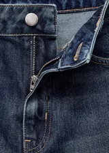 Jean de corte recto y tiro medio, con diseño crop y cinco bolsillos. Confeccionado en tejido de algodón estilo tejano vaquero, con cierre frontal de cremallera y botón.
