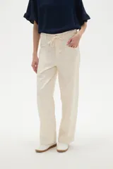 Pantalon de jean color natural, de corte baggy con cintura media, bolsillos laterales amplios y ajuste mediante cordón en la cintura.