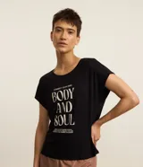 Remera deportiva negra de viscosa, corte amplio, mangas cortas y estampado frontal con la frase "Connect your mind, body and soul".