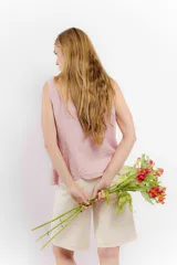 Chaleco color amarillo pastel de lino, sin mangas, con cuello solapa y cierre frontal con dos botones.