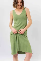 Vestido midi color crudo, de tejido acanalado, con escote en V y corte al cuerpo.