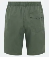 Bermuda masculina color marrón, confeccionada en tejido plano de algodón texturizado con poliéster. Presenta cintura elástica con cordón de ajuste y un tag de marca en el lateral inferior.