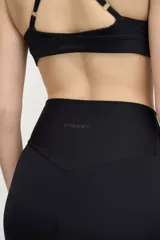 Minishort deportivo negro de compresión media, tiro alto y largo de pierna corto.