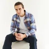 Camisa de leñador de algodón peinado a cuadros en tonos azul, marrón y blanco, de manga larga y corte clásico.