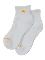 Medias cortas tipo soquete color blanco, con detalle de logo triangular en naranja en la parte superior y marca Caterpillar en la puntera. Cuentan con suela acolchada y diseño acanalado en el arco y empeine.