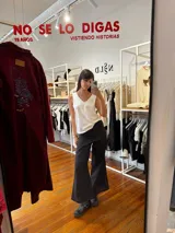 Musculosa blanca de lino y algodón con escote en V.