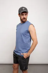 Musculosa negra de corte clásico.