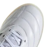 Championes Adidas modelo Barreda, de diseño urbano con capellada en cuero sintético blanco, icónicas tres tiras laterales en negro y suela de goma traslúcida tipo cupsole.