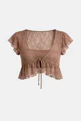 Blusa corta de encaje color marrón, con mangas cortas con volados, escote en V y cierre frontal con lazo ajustable. Incluye una musculosa básica interior del mismo tono.