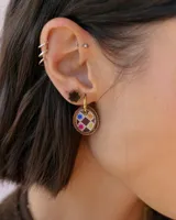 Dije colgante circular con borde de acrílico espejado color bronce y centro de resina con estampado de rombos y estrellas coloridas. Diseñado para ser utilizado con aros tipo argolla.