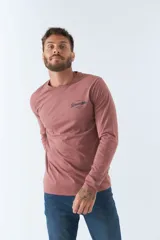 Remera de manga larga color ladrillo con logo estampado en el pecho.