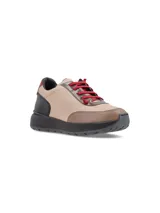 Championes urbanos con diseño de paneles en tonos beige, marrón y negro, con cordones en color rojo intenso y suela de plataforma negra.