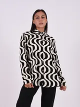 Camisa de manga larga con estampado de ondas en blanco y negro.