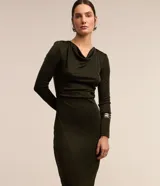 Vestido midi color verde militar confeccionado en malla polyvelour, con cuello degagê, manga larga y recorte en la cintura.