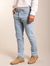 Pantalón de jean celeste, de corte recto y tiro medio.
