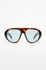 Lentes de sol Irupé de diseño estilo aviador oversize con armazón de carey y cristales celestes claros.