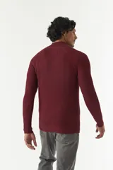 Sweater gris de punto con cuello alto y medio cierre con cremallera.
