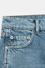 Jeans de tiro medio confeccionados en denim con efecto lavado, diseño de pernera curva y corte recto. Cuenta con cinco bolsillos, trabillas en la cintura y cierre frontal con cremallera y botón metálico.