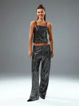 Pantalón largo de lentejuelas negras, de corte palazzo.