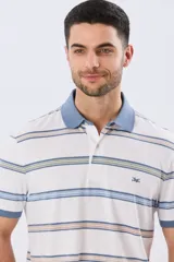 Remera polo de manga corta con diseño a rayas horizontales en tonos azules, celestes, verdes y beiges sobre base azul marino. Presenta cuello camisero con cierre frontal de botones y un pequeño logo bordado en el pecho.