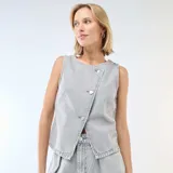 Chaleco sin mangas de jean en color gris, con cierre frontal cruzado mediante botones metálicos y cuello redondo.