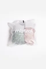 Pack de dos boxers para hombre, uno azul con estampado de dinosaurios y otro azul marino con estampado de símbolos.