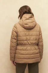 Campera puffer color verde oliva, con capucha, cierre frontal, bolsillos laterales con solapa y elástico en la cintura.