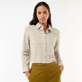 Camisa de manga larga con estampado de cuadros vichy en tonos verde y blanco, adornada con bordados de flores en toda la prenda y dobladillo inferior scalloped.