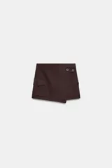 Falda pantalón cruzada de color marrón oscuro, con diseño tipo cargo que incluye bolsillos laterales con solapa y botones decorativos en la cintura.