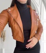 Campera corta color camel de cuero sintético con cierre cruzado y cuello solapa.