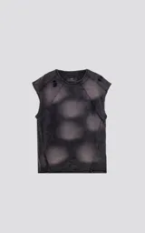 Sudadera sin mangas color negro con efecto nevado y roturas en los hombros. Presenta recortes en el delantero y un calce oversize.