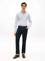 Camisa de vestir celeste con mini textura geométrica, manga larga, cuello italiano flexible y cierre frontal de botones. Confeccionada en mezcla de algodón, nailon y elastano.