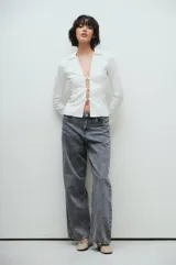 Pantalón de jean gris con efecto lavado, corte wide leg y tiro medio.