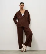 Championes de estilo jogging marca Satinato, con diseño de paneles superpuestos en material sintético y tejido respirable. Presentan suela gruesa, cierre con cordones y tirador trasero.